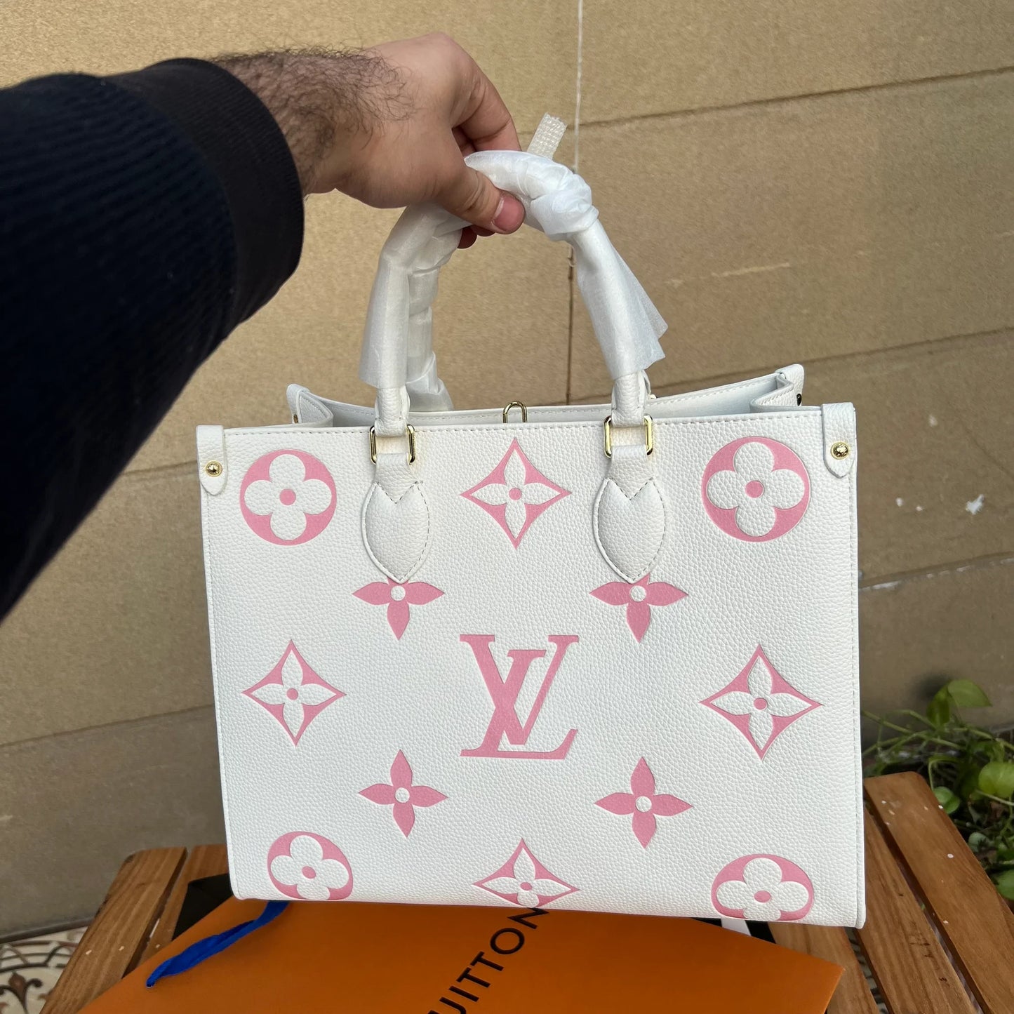 Louis Vuitton Full White Ladies Bag – Effortless Elegance