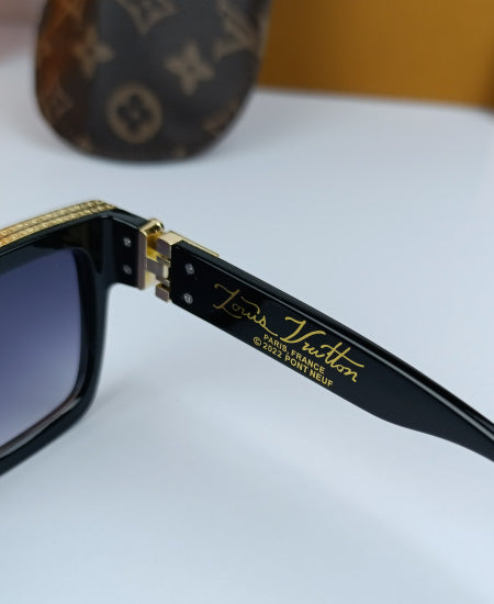 A LOUIS BILLIONAIRES Sunglasses Black